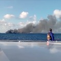 Kapal feri KM Putri Yasmin yang mengangkut sekitar 130 orang dari pulau wisata Bali terbakar di perairan dekat Lombok pada Rabu (12/8/2026). (Tangkapan Layar Video/Reuters)