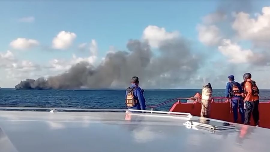 Kapal feri KM Putri Yasmin nan mengangkut sekitar 130 orang dari pulau wisata Bali terbakar di perairan dekat Lombok pada Rabu (12/8/2026). (Tangkapan Layar Video/Reuters)