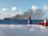 Kapal feri KM Putri Yasmin yang mengangkut sekitar 130 orang dari pulau wisata Bali terbakar di perairan dekat Lombok pada Rabu (12/8/2026). (Tangkapan Layar Video/Reuters)
