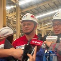 Manager Production Unit Jakarta (PUJ) PT Pertamina Lubricants Dody Arief Aditya (kiri) dan Corporate Secretary PT Pertamina Lubricants Rika Gresia Wahyudi (kanan) di Pabrik Pertamina Lubricants di Koja, Jakut, Rabu (12/8/2026). (CNBC Indonesia/Martya