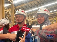 Manager Production Unit Jakarta (PUJ) PT Pertamina Lubricants Dody Arief Aditya (kiri) dan Corporate Secretary PT Pertamina Lubricants Rika Gresia Wahyudi (kanan) di Pabrik Pertamina Lubricants di Koja, Jakut, Rabu (12/8/2026). (CNBC Indonesia/Martya