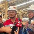 Manager Production Unit Jakarta (PUJ) PT Pertamina Lubricants Dody Arief Aditya (kiri) dan Corporate Secretary PT Pertamina Lubricants Rika Gresia Wahyudi (kanan) di Pabrik Pertamina Lubricants di Koja, Jakut, Rabu (12/8/2026). (CNBC Indonesia/Martya