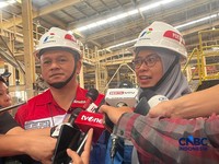 Manager Production Unit Jakarta (PUJ) PT Pertamina Lubricants Dody Arief Aditya (kiri) dan Corporate Secretary PT Pertamina Lubricants Rika Gresia Wahyudi (kanan) di Pabrik Pertamina Lubricants di Koja, Jakut, Rabu (12/8/2026). (CNBC Indonesia/Martya