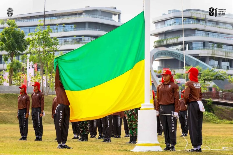 Pasukan Pengibar Bendera Nusantara tengah mempersiapkan diri untuk menyambut Hari Ulang Tahun (HUT) ke-81 Republik Indonesia. (Instagram/ikn_id)