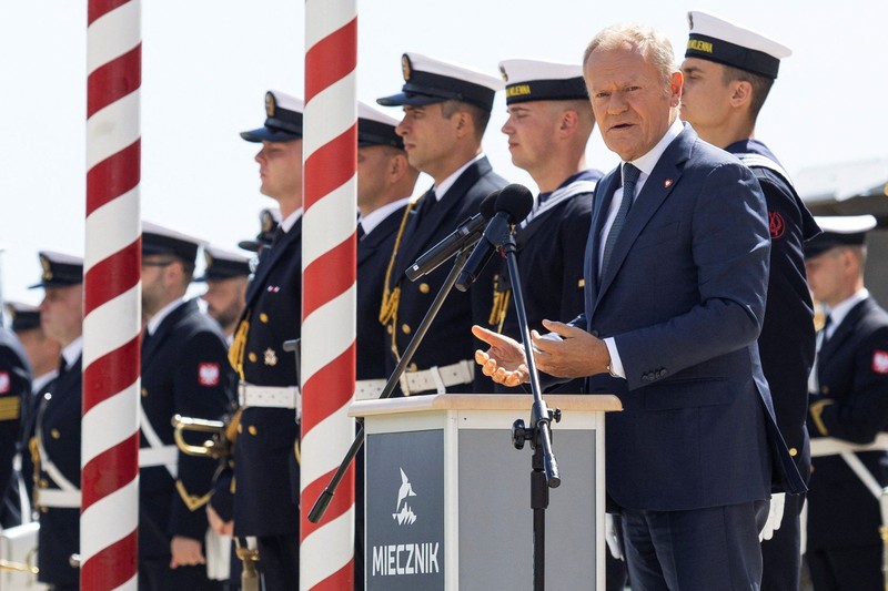 Presiden Polandia Karol Nawrocki berbicara dalam upacara peresmian dan pemberian nama fregat Angkatan Laut Polandia, ORP Wicher, yang menandai dimulainya secara resmi operasi peluncuran kapal tersebut, di galangan kapal PGZ Stocznia Wojenna di Gdynia, Polandia, pada 12 Agustus 2026. ORP Wicher merupakan kapal pertama dari tiga kapal fregat serbaguna kelas Miecznik yang dirancang untuk memperkuat kemampuan pertahanan maritim Polandia serta interoperabilitas dengan NATO. (REUTERS/Bartosz Fatek)