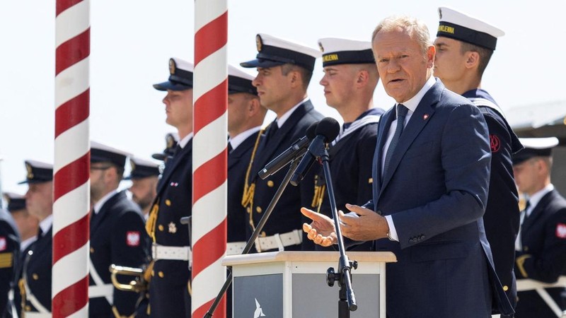 Perdana Menteri Polandia Donald Tusk berbicara dalam upacara penamaan dan pemberkatan fregat Angkatan Laut Polandia, ORP Wicher—yang menandai dimulainya secara resmi operasi peluncuran kapal tersebut—di galangan kapal PGZ Stocznia Wojenna, Gdynia, Polandia, pada 12 Agustus 2026. ORP Wicher merupakan kapal pertama dari tiga kapal fregat multiguna kelas Miecznik yang dirancang untuk memperkuat kemampuan pertahanan maritim Polandia serta interoperabilitas dengan NATO.