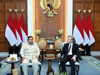 Presiden Prabowo Subianto menerima Wakil Menteri Perang Amerika Serikat untuk Urusan Kebijakan, Elbridge Colby beserta delegasi di Istana Merdeka, Jakarta, pada Rabu, (12/8/2026). (Dok. BPMI Sekretariat Presiden/Kris)