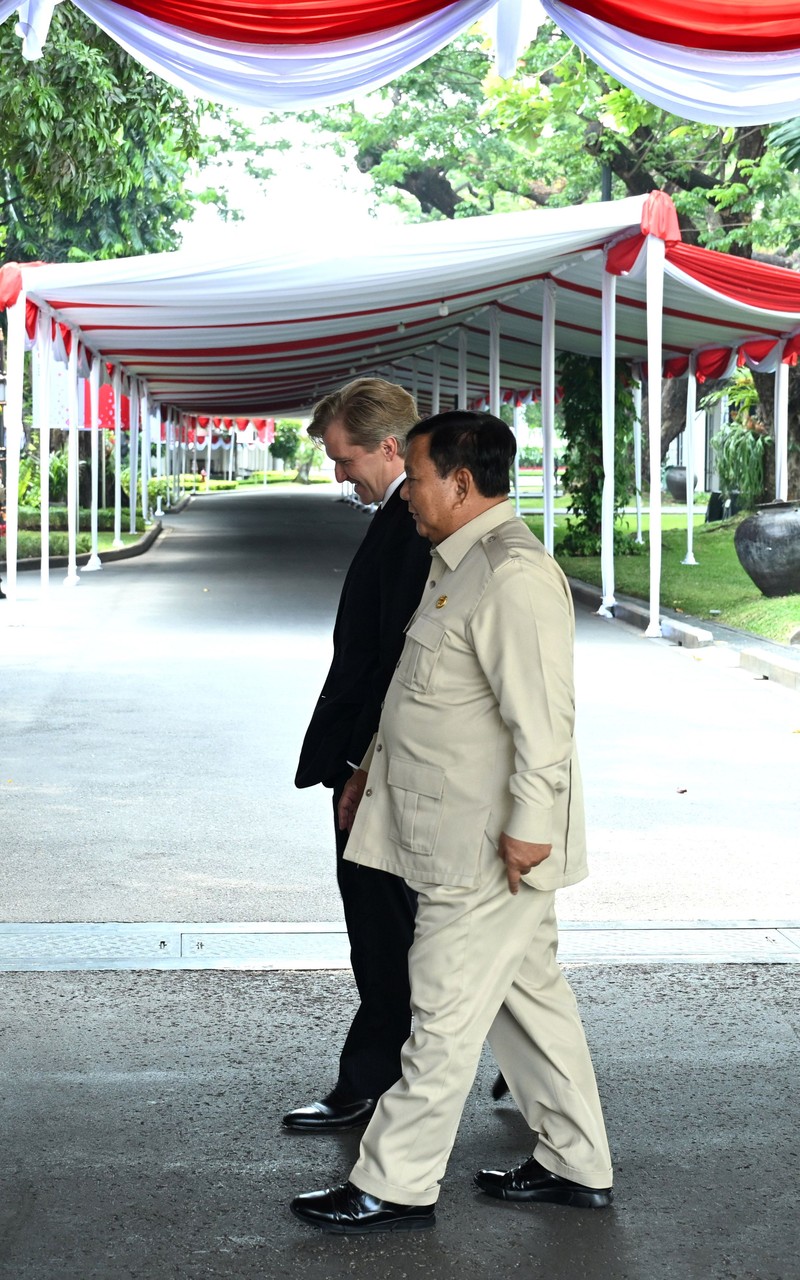 Presiden Prabowo Subianto menerima Wakil Menteri Perang Amerika Serikat untuk Urusan Kebijakan, Elbridge Colby beserta delegasi di Istana Merdeka, Jakarta, pada Rabu, (12/8/2026). (Dok. BPMI Sekretariat Presiden/Kris)