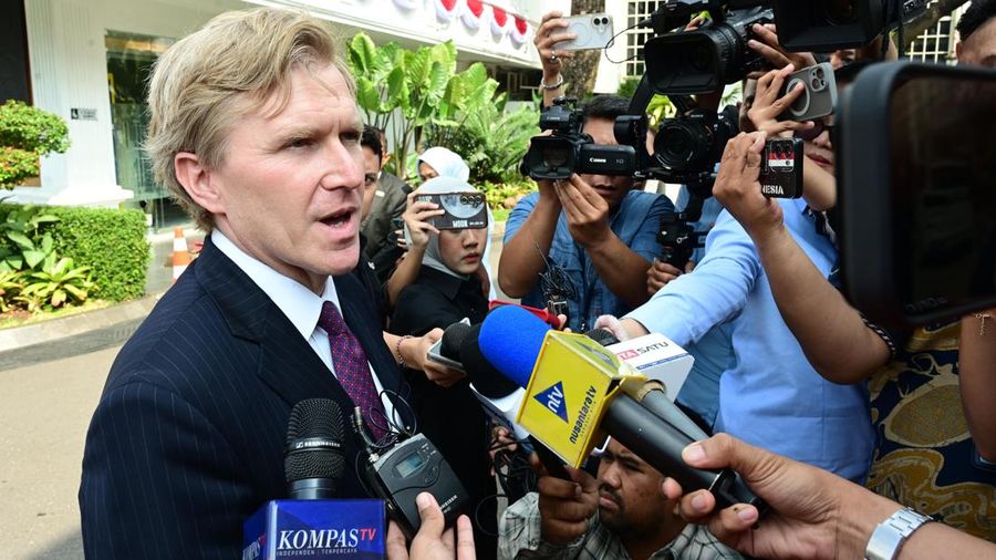 Presiden Prabowo Subianto menerima Wakil Menteri Perang Amerika Serikat untuk Urusan Kebijakan, Elbridge Colby beserta delegasi di Istana Merdeka, Jakarta, pada Rabu, (12/8/2026).