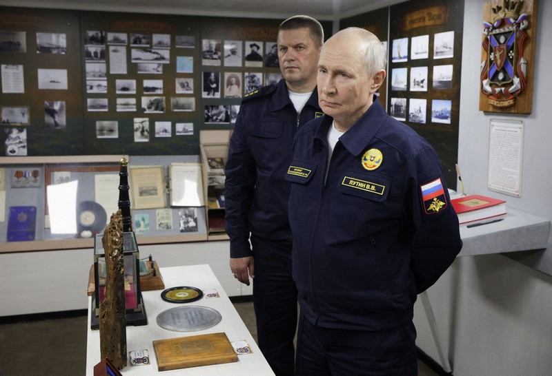 Presiden Rusia Vladimir Putin disambut di atas kapal penjelajah rudal
