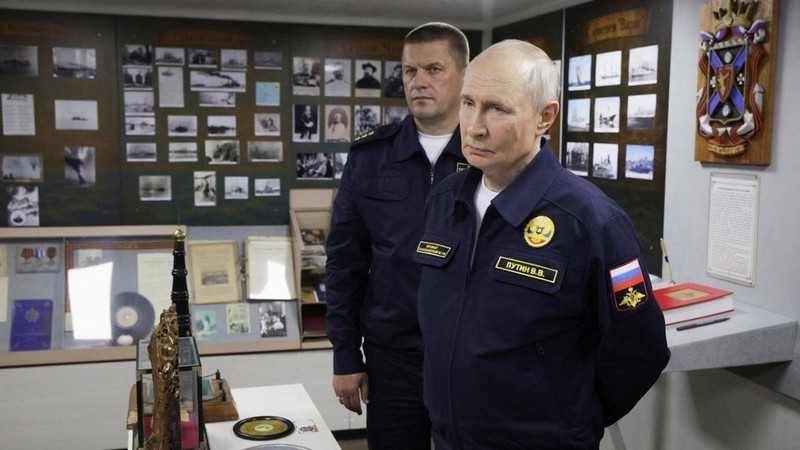 Presiden Rusia Vladimir Putin, didampingi oleh Komandan Armada Pasifik Viktor Liina, meninjau kapal penjelajah rudal