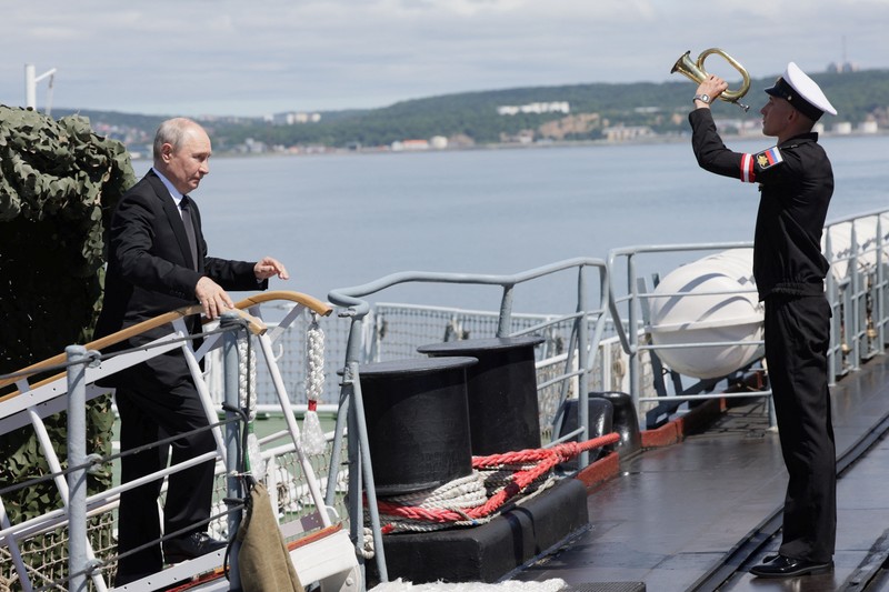 Presiden Rusia Vladimir Putin disambut di atas kapal penjelajah rudal