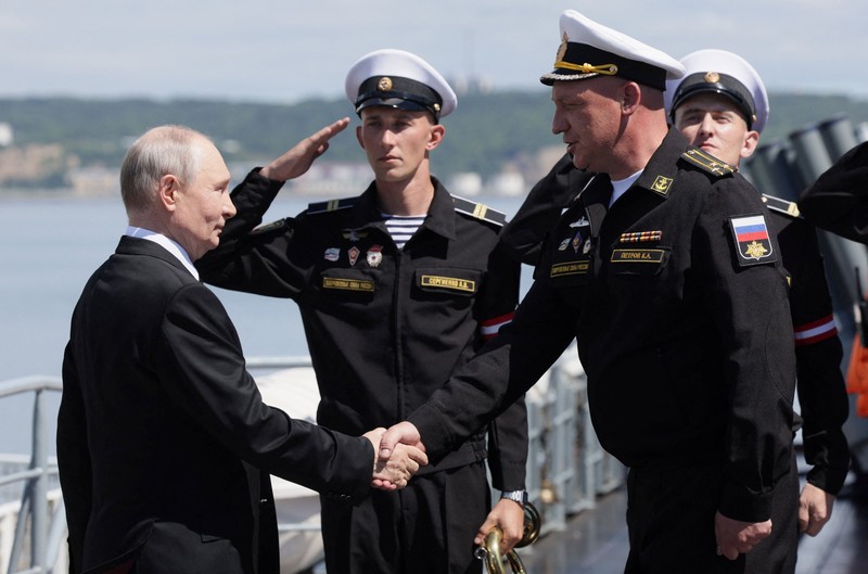 Presiden Rusia Vladimir Putin disambut di atas kapal penjelajah rudal