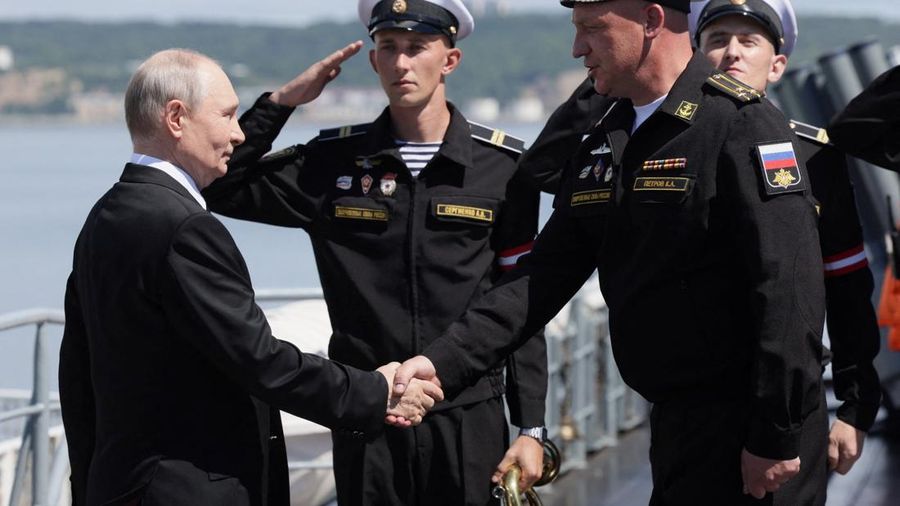 Presiden Rusia Vladimir Putin disambut di atas kapal penjelajah rudal