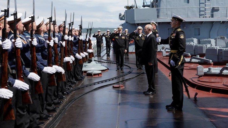 Presiden Rusia Vladimir Putin disambut di atas kapal penjelajah rudal