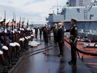 Presiden Rusia Vladimir Putin disambut di atas kapal penjelajah rudal "Varyag" saat ia meninjau latihan militer Armada Pasifik di wilayah Sakhalin, Rusia Timur Jauh, pada 12 Agustus 2026. (Sputnik/Gavriil Grigorov/Pool via REUTERS)