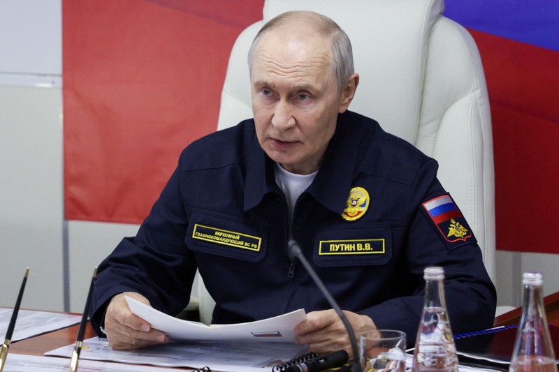 Presiden Rusia Vladimir Putin disambut di atas kapal penjelajah rudal