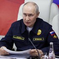 Presiden Rusia Vladimir Putin memimpin rapat di atas kapal penjelajah rudal "Varyag" di wilayah Sakhalin, Rusia Timur Jauh, pada 12 Agustus 2026. (Sputnik/Gavriil Grigorov/Pool via REUTERS)