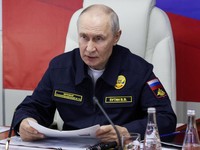 Presiden Rusia Vladimir Putin memimpin rapat di atas kapal penjelajah rudal "Varyag" di wilayah Sakhalin, Rusia Timur Jauh, pada 12 Agustus 2026. (Sputnik/Gavriil Grigorov/Pool via REUTERS)