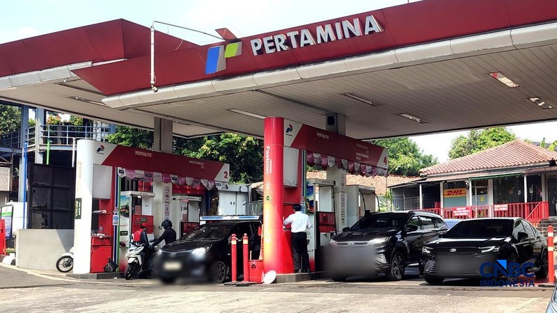 Sejumlah kendaraan roda empat mengisi bensin subsidi di Kawasan SPBU, Bojongsari, Depok, Jawa Barat, Rabu, (12/8/2026).