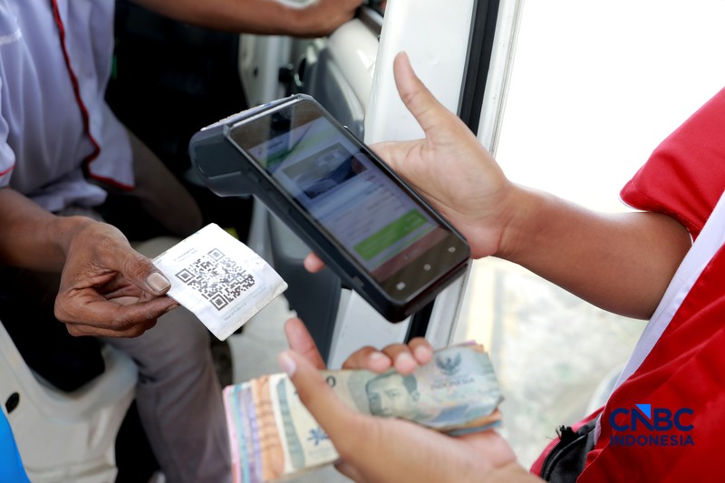 Sejumlah kendaraan roda empat mengisi bensin subsidi di Kawasan SPBU, Bojongsari, Depok, Jawa Barat, Rabu, (12/8/2026). (CNBC Indonesia/Muhammad Sabki)