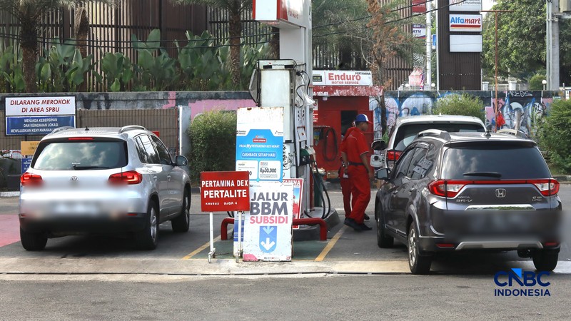 Sejumlah kendaraan roda empat mengisi bensin subsidi di Kawasan SPBU, Bojongsari, Depok, Jawa Barat, Rabu, (12/8/2026). (CNBC Indonesia/Muhammad Sabki)