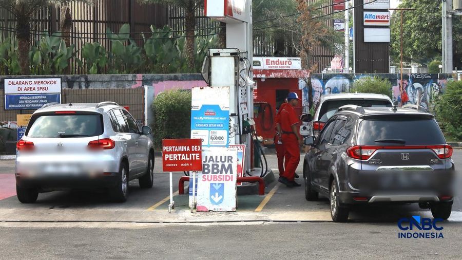 Sejumlah kendaraan roda empat mengisi bensin subsidi di Kawasan SPBU, Bojongsari, Depok, Jawa Barat, Rabu, (12/8/2026). (CNBC Indonesia/Muhammad Sabki)