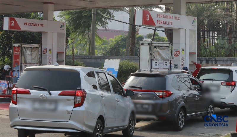 Sejumlah kendaraan roda empat mengisi bensin subsidi di Kawasan SPBU, Bojongsari, Depok, Jawa Barat, Rabu, (12/8/2026). (CNBC Indonesia/Muhammad Sabki)