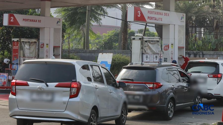 Sejumlah kendaraan roda empat mengisi bensin subsidi di Kawasan SPBU, Bojongsari, Depok, Jawa Barat, Rabu, (12/8/2026). (CNBC Indonesia/Muhammad Sabki)
