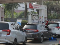 Sejumlah kendaraan roda empat mengisi bensin subsidi di Kawasan SPBU, Bojongsari, Depok, Jawa Barat, Rabu, (12/8/2026). (CNBC Indonesia/Muhammad Sabki)