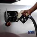 Sejumlah kendaraan roda empat mengisi bensin subsidi di Kawasan SPBU, Bojongsari, Depok, Jawa Barat, Rabu, (12/8/2026). (CNBC Indonesia/Muhammad Sabki)