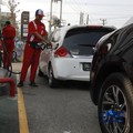 Sejumlah kendaraan roda empat mengisi bensin subsidi di Kawasan SPBU, Bojongsari, Depok, Jawa Barat, Rabu, (12/8/2026). (CNBC Indonesia/Muhammad Sabki)