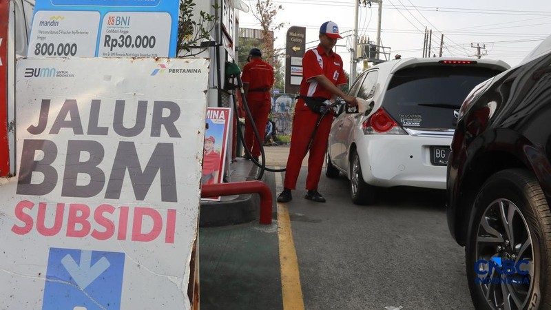 Sejumlah kendaraan roda empat mengisi bensin subsidi di Kawasan SPBU, Bojongsari, Depok, Jawa Barat, Rabu, (12/8/2026). (CNBC Indonesia/Muhammad Sabki)