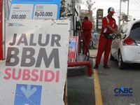 Sejumlah kendaraan roda empat mengisi bensin subsidi di Kawasan SPBU, Bojongsari, Depok, Jawa Barat, Rabu, (12/8/2026). (CNBC Indonesia/Muhammad Sabki)