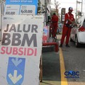 Sejumlah kendaraan roda empat mengisi bensin subsidi di Kawasan SPBU, Bojongsari, Depok, Jawa Barat, Rabu, (12/8/2026). (CNBC Indonesia/Muhammad Sabki)