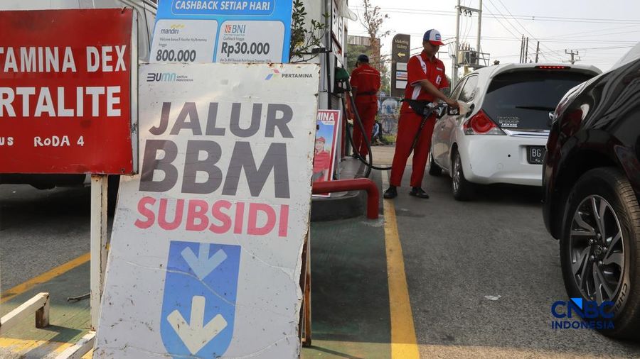 Sejumlah kendaraan roda empat mengisi bensin subsidi di Kawasan SPBU, Bojongsari, Depok, Jawa Barat, Rabu, (12/8/2026). (CNBC Indonesia/Muhammad Sabki)