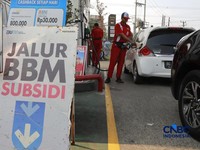Sejumlah kendaraan roda empat mengisi bensin subsidi di Kawasan SPBU, Bojongsari, Depok, Jawa Barat, Rabu, (12/8/2026). (CNBC Indonesia/Muhammad Sabki)