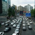 Sejumlah mobil listrik melintasi jalan raya di kota Shanghai, China. (Dok. pexels)