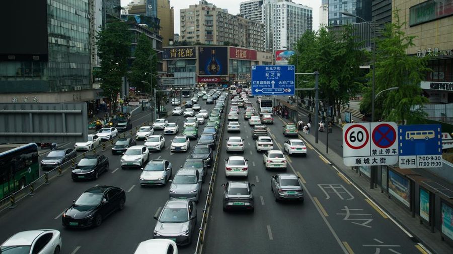 Sejumlah mobil listrik melintasi jalan raya di kota Shanghai, China. (Dok. pexels)