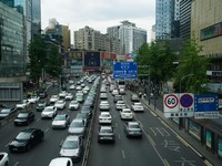 Sejumlah mobil listrik melintasi jalan raya di kota Shanghai, China. (Dok. pexels)