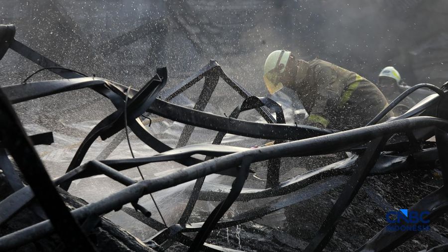 Sejumlah petugas pemadam kebakaran berusaha memadamkan api di sebuah pabrik bingkai yang terbakar, di Jalan Lampiri, Jakarta Timur, Rabu (12/08/2026). (CNBC Indonesia/Muhammad Sabki)