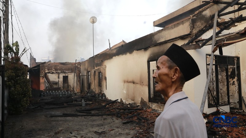 Sejumlah petugas pemadam kebakaran berusaha memadamkan api di sebuah pabrik bingkai yang terbakar, di Jalan Lampiri, Jakarta Timur, Rabu (12/08/2026). (CNBC Indonesia/Muhammad Sabki)
