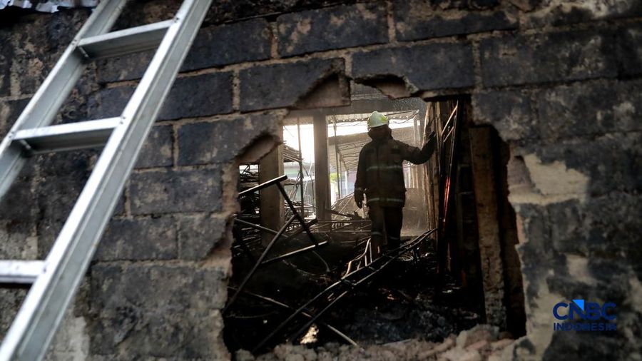 Sejumlah petugas pemadam kebakaran berusaha memadamkan api di sebuah pabrik bingkai yang terbakar, di Jalan Lampiri, Jakarta Timur, Rabu (12/08/2026). (CNBC Indonesia/Muhammad Sabki)