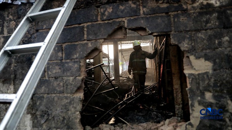 Sejumlah petugas pemadam kebakaran berusaha memadamkan api di sebuah pabrik bingkai yang terbakar, di Jalan Lampiri, Jakarta Timur, Rabu (12/08/2026). (CNBC Indonesia/Muhammad Sabki)