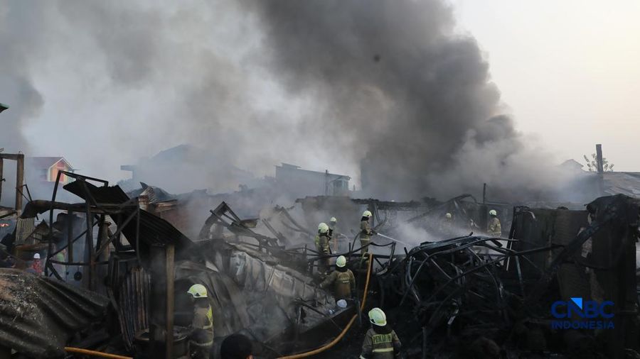 Sejumlah petugas pemadam kebakaran berusaha memadamkan api di sebuah pabrik bingkai yang terbakar, di Jalan Lampiri, Jakarta Timur, Rabu (12/08/2026). (CNBC Indonesia/Muhammad Sabki)