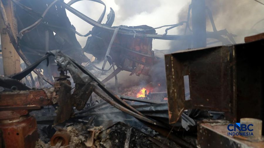 Sejumlah petugas pemadam kebakaran berusaha memadamkan api di sebuah pabrik bingkai yang terbakar, di Jalan Lampiri, Jakarta Timur, Rabu (12/08/2026). (CNBC Indonesia/Muhammad Sabki)