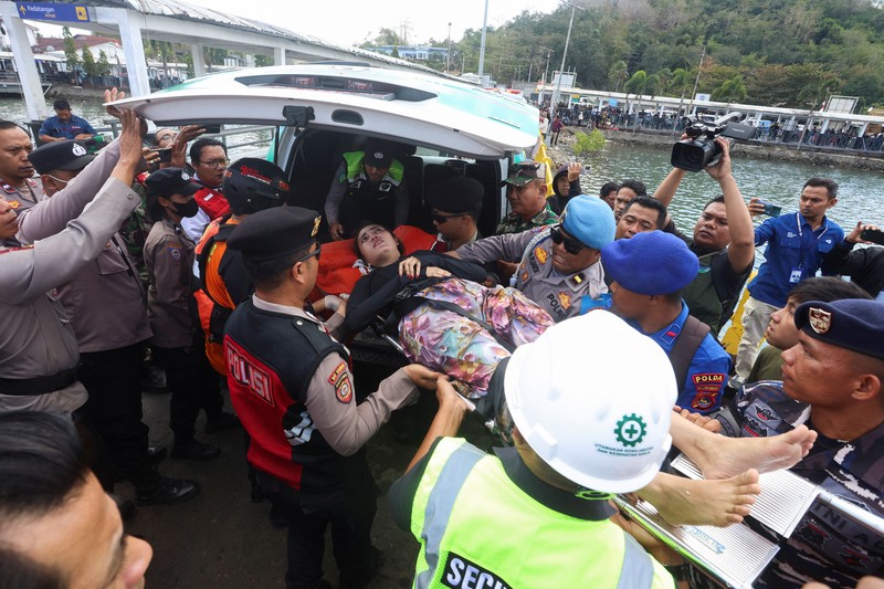 Kapal feri KM Putri Yasmin yang mengangkut sekitar 130 orang dari pulau wisata Bali terbakar di perairan dekat Lombok pada Rabu (12/8/2026). (Tangkapan Layar Video/Reuters)