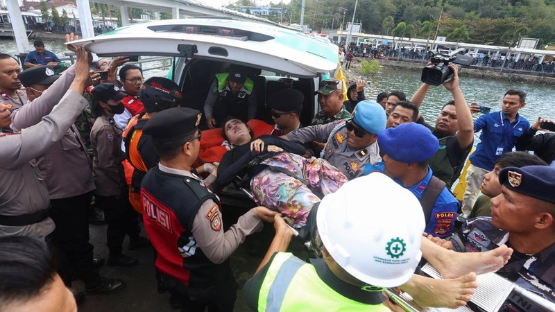 Seorang wanita yang diselamatkan dari KM Putri Yasmin—kapal feri yang mengangkut sekitar 130 orang dari pulau wisata Bali, Indonesia, dan terbakar di perairan dekat Lombok—berbaring di atas tandu saat dipindahkan ke ambulans setelah tiba di Pelabuhan Lembar, Lombok, Provinsi Nusa Tenggara Barat, Indonesia, pada 12 Agustus 2026. (REUTERS/Stringer)