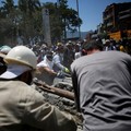 Warga sedang membersihkan puing-puing pascagempa bumi di Pereira, Kolombia, Selasa (11/8/2026). (REUTERS/Juan David Duque)