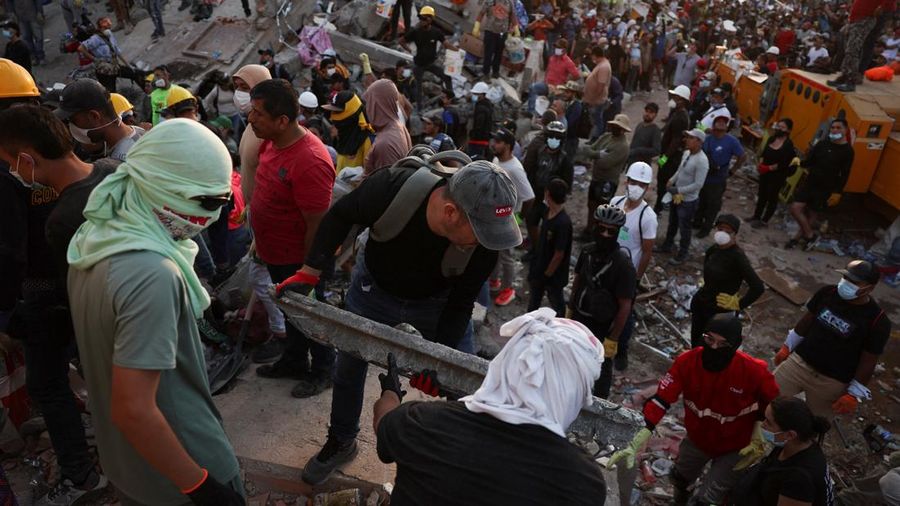 Warga sedang membersihkan puing-puing pascagempa bumi di Pereira, Kolombia, Selasa (11/8/2026). (REUTERS/Luisa Gonzalez)
